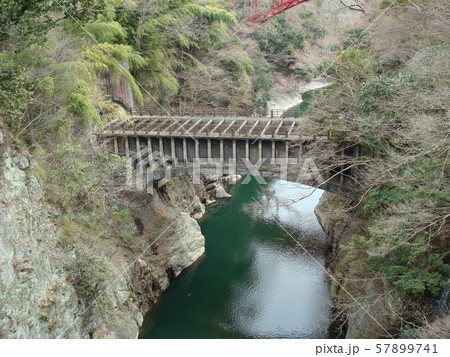 桂川の渓谷に架かる八ツ沢発電所施設第一号水路橋 57899741