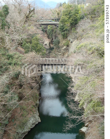 桂川の渓谷に架かる八ツ沢発電所施設第一号水路橋（背景は猿橋） 57899743
