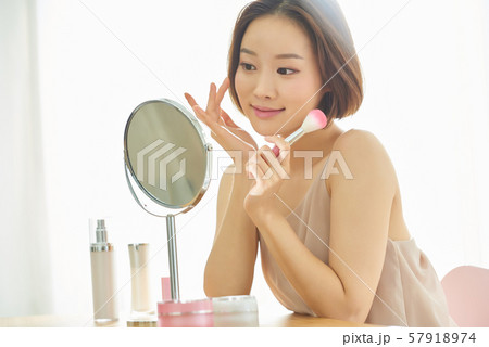 女性　ビューティー 57918974