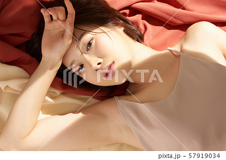 女性　ビューティー 57919034