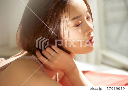 女性　ビューティー 57919059