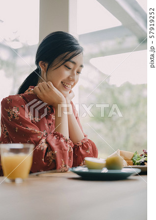 女性 ライフスタイル 食事 女性 ライフスタイル 食事 57919252