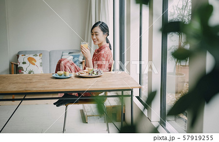 女性　ライフスタイル　食事 57919255