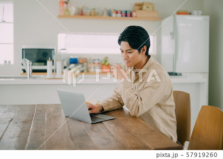 男性　ライフスタイル　食事 57919260