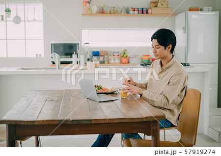 男性　ライフスタイル　食事 57919274
