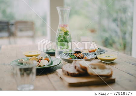 食卓　料理 57919277