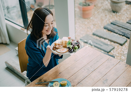 女性　ライフスタイル　食事 57919278