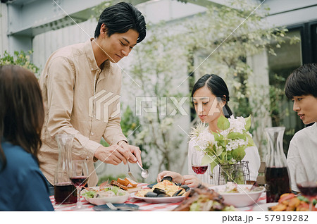 ホームパーティー　テラス　ガーデン 57919282