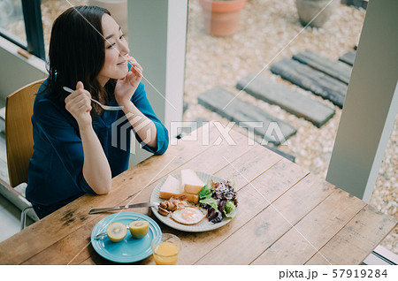 女性 ライフスタイル 食事 女性 ライフスタイル 食事 57919284