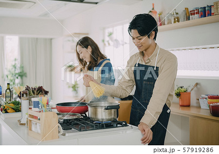 男女　ライフスタイル　料理 57919286