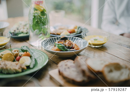 食卓　料理 57919287
