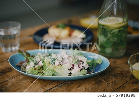 食卓　料理 57919299