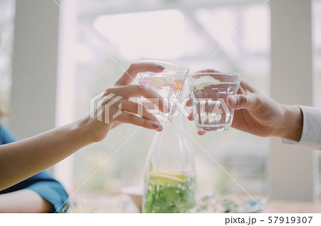 男女　カップル　夫婦　ライフスタイル　食事 57919307