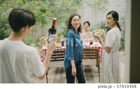 ホームパーティー　テラス　ガーデン 57919308