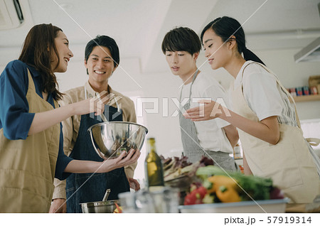 男女　ライフスタイル　料理 57919314