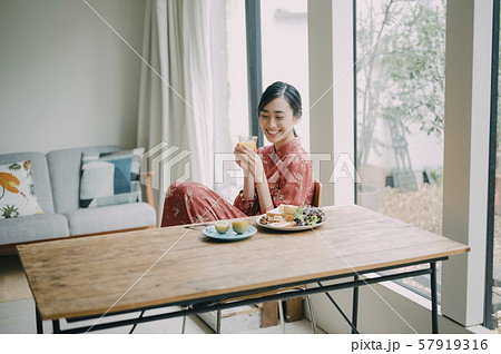 女性　ライフスタイル　食事 57919316