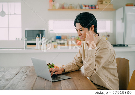 男性　ライフスタイル　パソコン 57919330