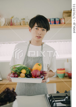 男性　ライフスタイル　料理 57919331