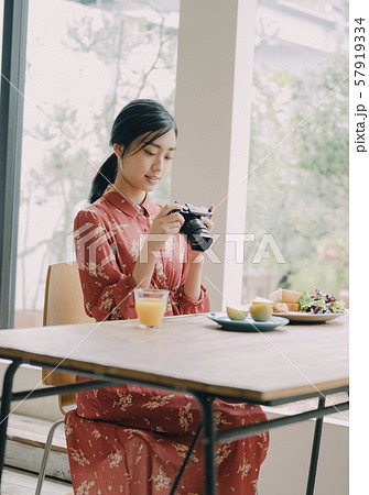 女性　ライフスタイル　食事 57919334