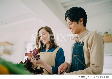 男女　ライフスタイル　料理 57919336