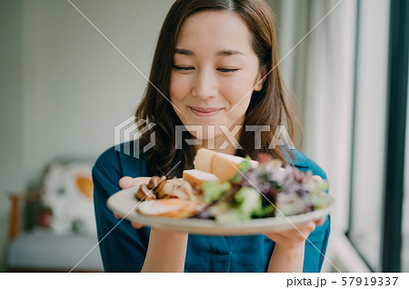 女性　ライフスタイル　食事 57919337