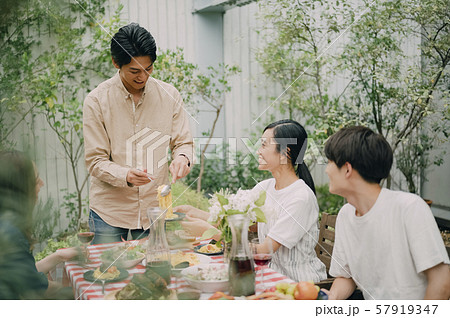 ホームパーティー　テラス　ガーデン 57919347
