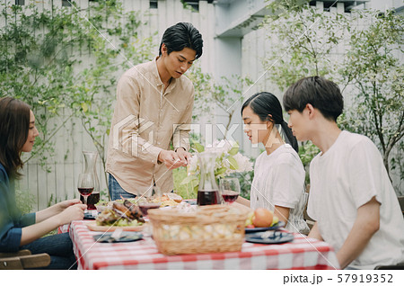 ホームパーティー　テラス　ガーデン 57919352