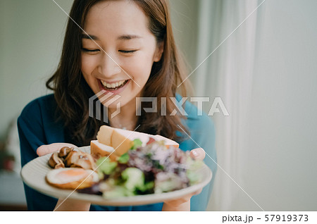 女性　ライフスタイル　食事 57919373