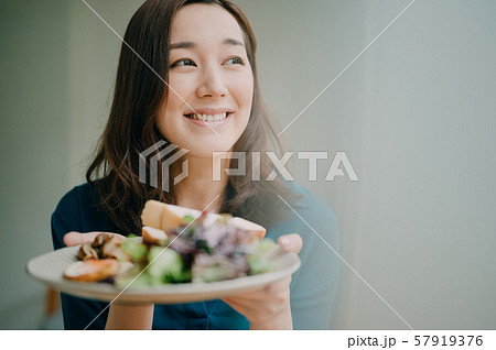 女性 ライフスタイル 食事 女性 ライフスタイル 食事 57919376