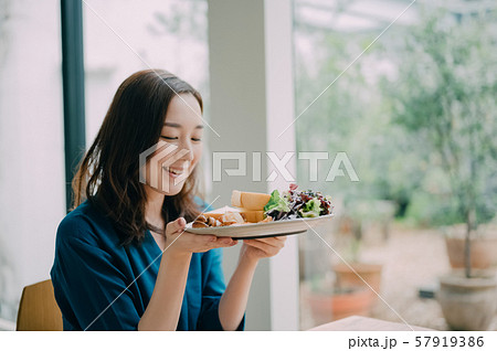女性 ライフスタイル 食事 女性 ライフスタイル 食事 57919386