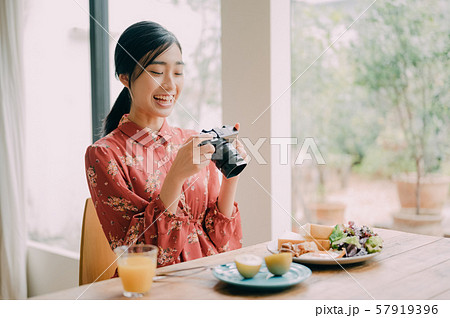 女性 ライフスタイル 食事 女性 ライフスタイル 食事 57919396