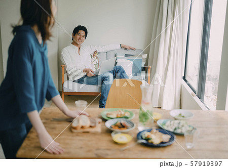 男女 カップル 夫婦 ライフスタイル 食事 男女 カップル 夫婦 ライフスタイル 食事 57919397
