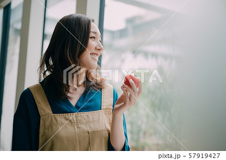 女性 ライフスタイル 料理 女性 ライフスタイル 料理 57919427
