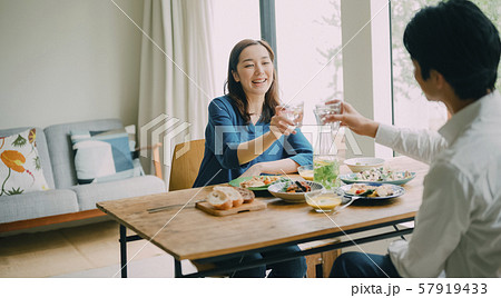 男女 カップル 夫婦 ライフスタイル 食事 男女 カップル 夫婦 ライフスタイル 食事 57919433