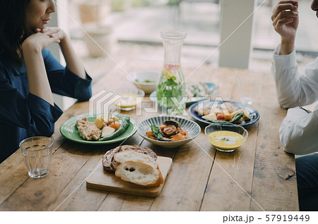 男女 カップル 夫婦 ライフスタイル 食事 男女 カップル 夫婦 ライフスタイル 食事 57919449