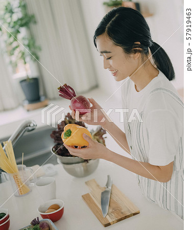 女性 ライフスタイル 料理 女性 ライフスタイル 料理 57919463