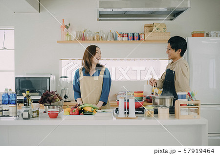 男女　ライフスタイル　料理 57919464