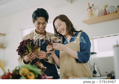 男女　ライフスタイル　料理 57919467