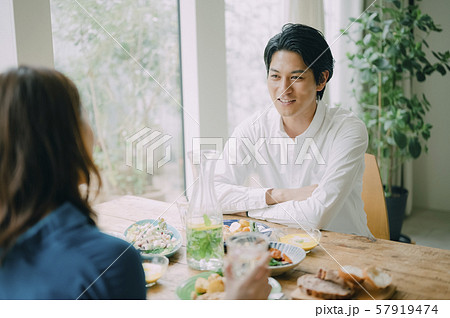 男女　カップル　夫婦　ライフスタイル　食事 57919474