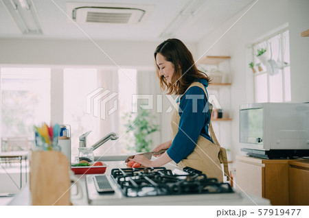 女性 ライフスタイル 料理 女性 ライフスタイル 料理 57919477