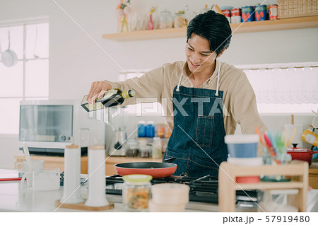 男性　ライフスタイル　料理 57919480