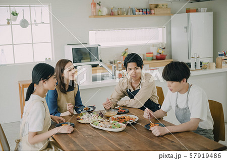 男女　ライフスタイル　食事 57919486