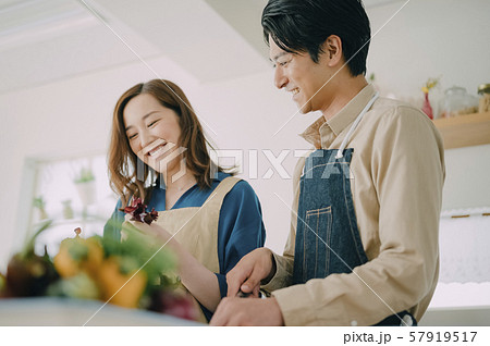男女　ライフスタイル　料理 57919517