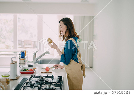 女性 ライフスタイル 料理 女性 ライフスタイル 料理 57919532