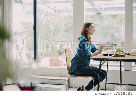 女性　ライフスタイル　食事 57919535