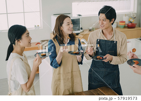 男女　ライフスタイル　料理 57919573