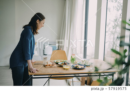 女性 ライフスタイル 食事 女性 ライフスタイル 食事 57919575