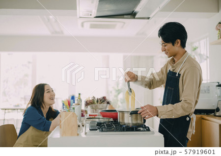 男女　ライフスタイル　料理 57919601