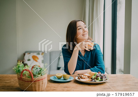 女性　ライフスタイル　食事 57919657