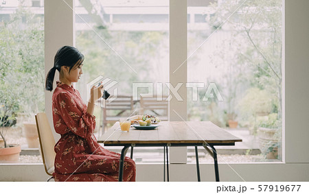 女性　ライフスタイル　食事 57919677